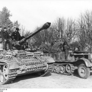 Bundesarchiv_Bild_101I-687-0127-18_Russland_Panzer_IV_und_Halbkettenfahrzeu