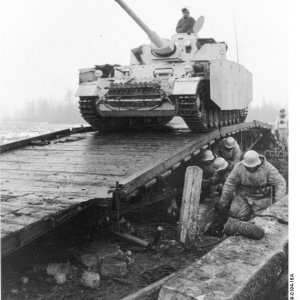 Bundesarchiv_Bild_101I-689-0194-16A_Russland_Panzer_IV_auf_Fehelfsbr_cke