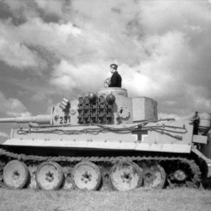 Bundesarchiv_Bild_101I-698-0038-04_Russland-Nord_Panzer_VI_Tiger_I_