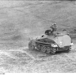 Bundesarchiv_Bild_101I-732-0111-14A_Russland_Sch_tzenpanzer_Div_Gro_deutsch