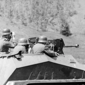 Bundesarchiv_Bild_101I-732-0111-15A_Russland_Sch_tzenpanzer_Div_Gro_deutsch