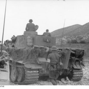 Bundesarchiv_Bild_101I-788-0017-03_Nordafrika_Panzer_VI_Tiger_I_und_Sch_tze