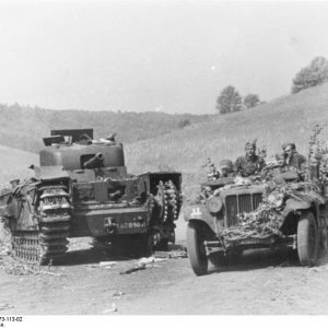 Bundesarchiv_Bild_146-1973-113-02_Ungarischer_Panzer_SS_in_PKW