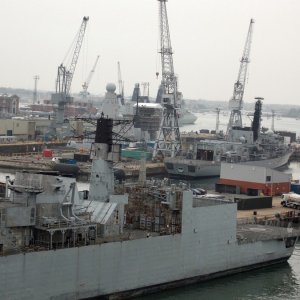 Portsmouth_harbor_Blick_auf_BAE_Systems_Werft_Mai_2013