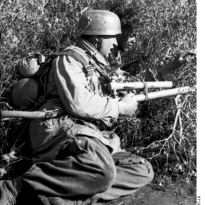 Bundesarchiv_Bild_101I-579-1957-19_Italien_Fallschirmj_ger_mit_Flammenwerfe