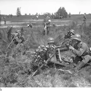 Bundesarchiv_Bild_102-10351_Kreis_Frankfurt_a-O_Herbstman_ver_der_Reichsweh