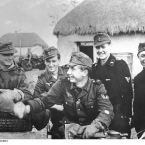 Bundesarchiv_Bild_146-2005-0185_Soldaten_der_Division_-Gro_deutschland-