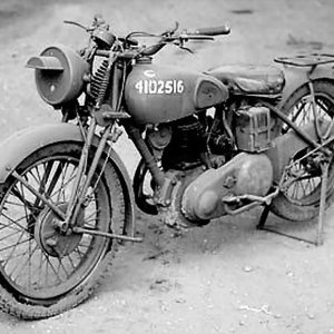 Motorcycle_ca_1943_Library_and_Archives_Canada_Photo_MIKAN_No_3613097-10