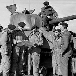 Sherman_tank_GGFG_Bergen_op_Zoom_NE_6_Nov_1944_Library_and_Archives_Canada_