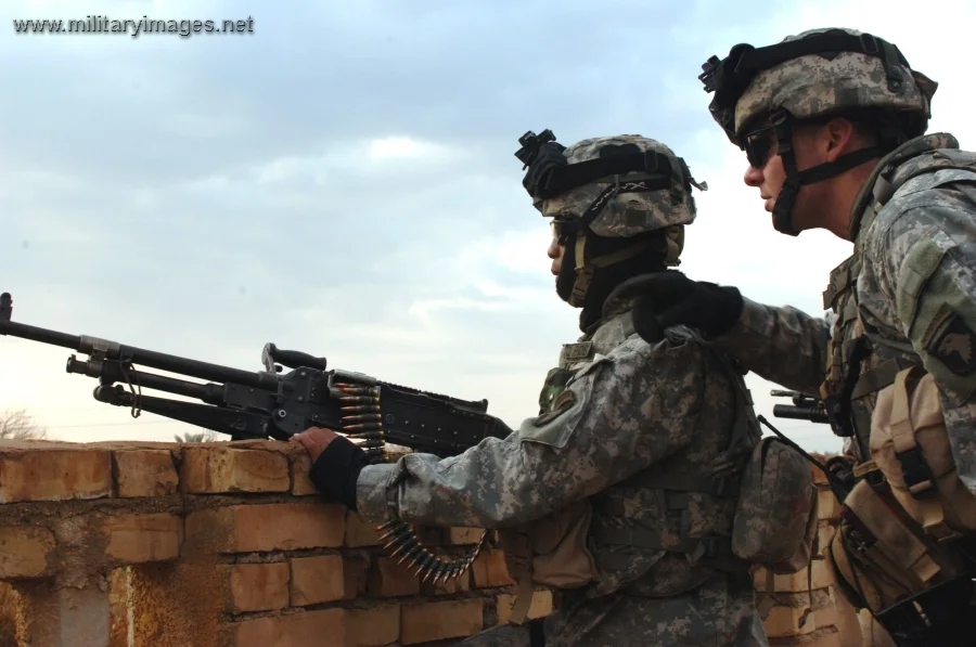 101st Airborne Soldier maintains rooftop security