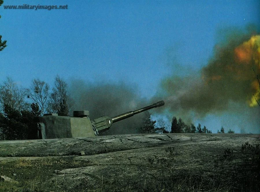 130mm coastal gun firing