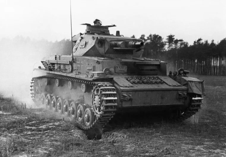 1310881-bundesarchiv_bild_183_j08365__ausbildung___berrollen_durch_panzer