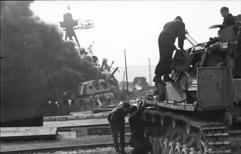 Bundesarchiv_Bild_101I-027-1451-10_Toulon_Panzer_IV