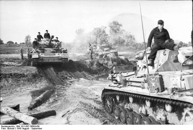 Bundesarchiv_Bild_101I-087-3680A-09_Russland_Panzer_IV