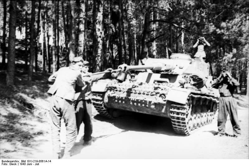Bundesarchiv_Bild_101I-219-0561A-14_Russland_Mitte-S_d_Panzer_IV