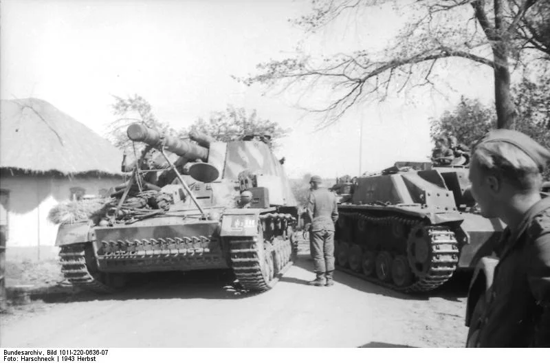 Bundesarchiv_Bild_101I-220-0636-07_Russland_Hummel_und_Sturmgesch_tz_III