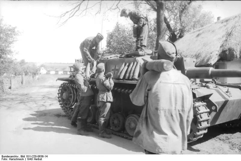 Bundesarchiv_Bild_101I-220-0636-14_Russland_Aufladen_von_Munition