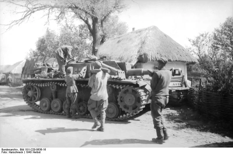 Bundesarchiv_Bild_101I-220-0636-16_Russland_Aufladen_von_Munition