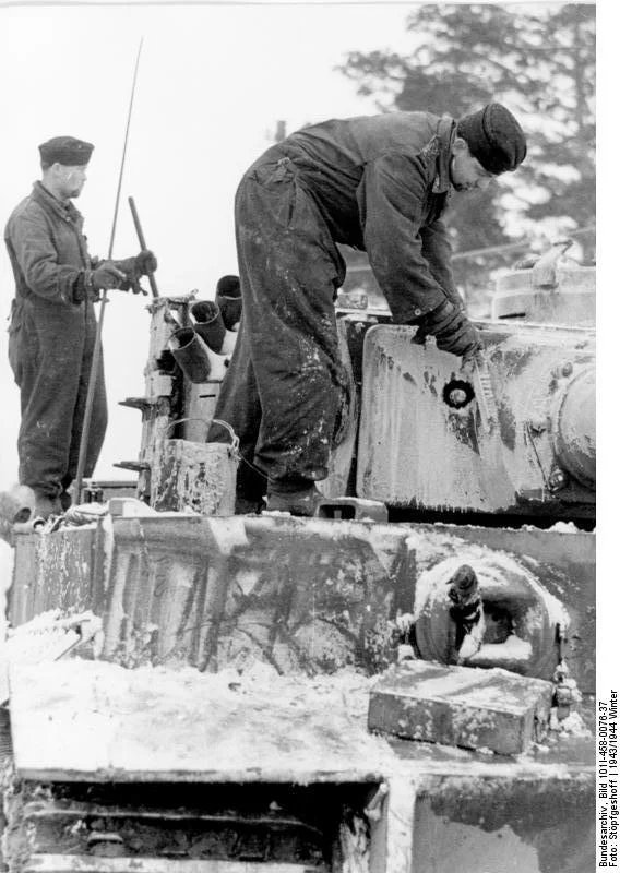 Bundesarchiv_Bild_101I-458-0076-37_Russland_Tarnanstrich_f_r_Panzer_VI_Tige