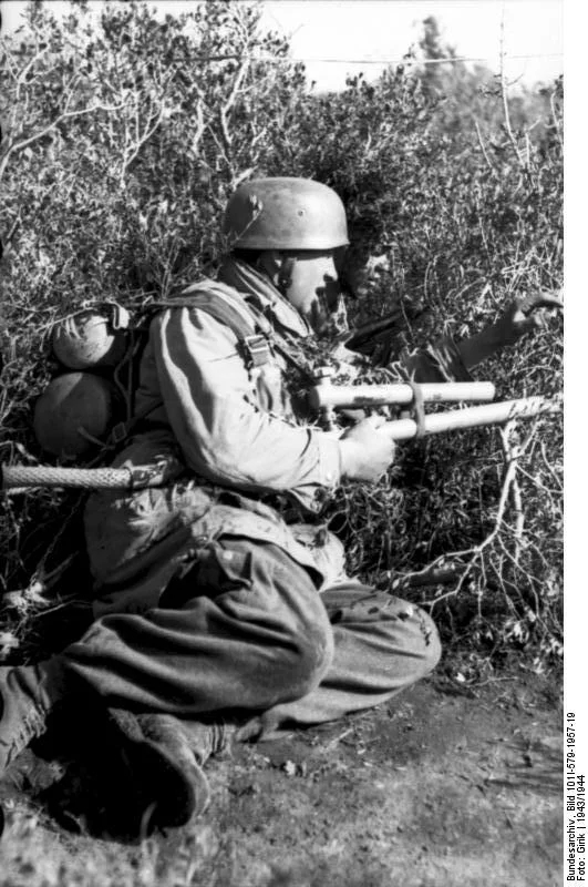 Bundesarchiv_Bild_101I-579-1957-19_Italien_Fallschirmj_ger_mit_Flammenwerfe
