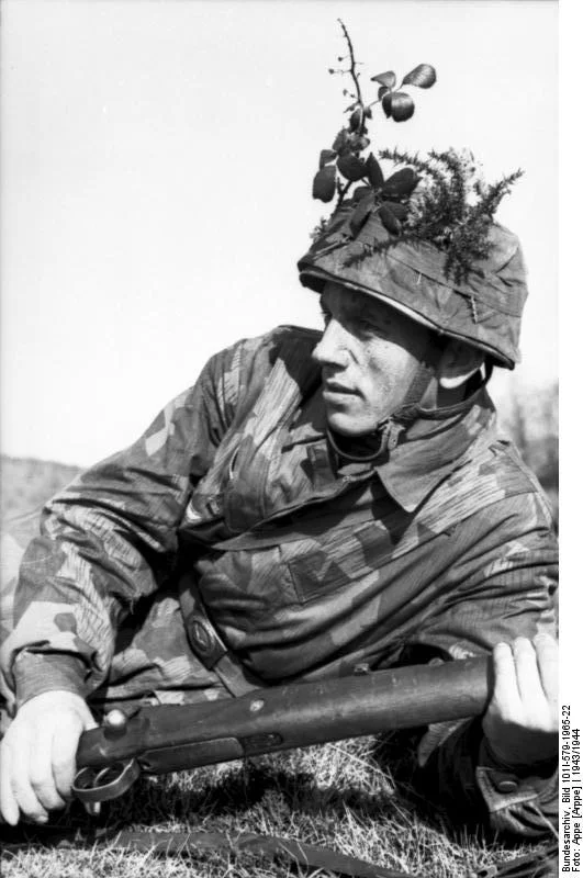 Bundesarchiv_Bild_101I-579-1965-22_Italien_getarnter_Fallschirmj_ger_mit_Ge