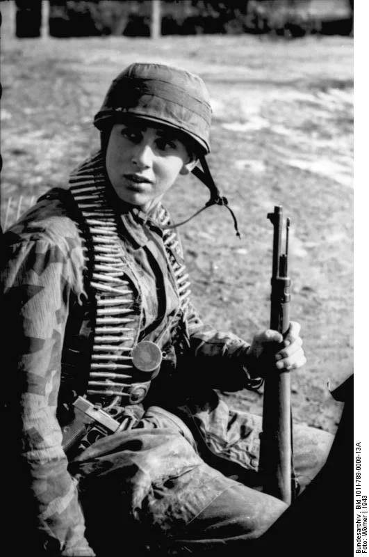 Bundesarchiv_Bild_101I-788-0009-13A_Tunesien_Fallschirmj_ger_mit_Gewehr_u_M