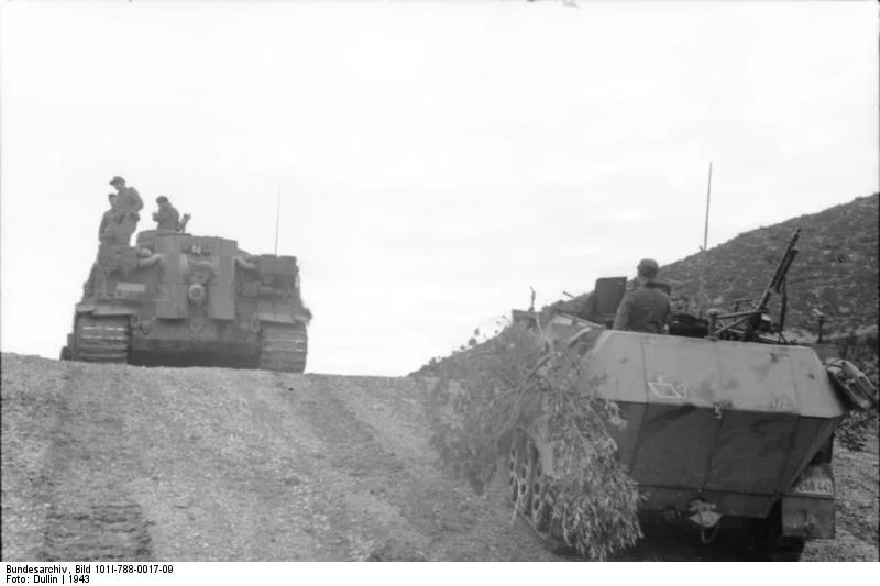 Bundesarchiv_Bild_101I-788-0017-09_Nordafrika_Panzer_VI_Tiger_I_und_Sch_tze