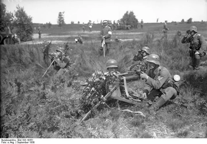 Bundesarchiv_Bild_102-10351_Kreis_Frankfurt_a-O_Herbstman_ver_der_Reichsweh