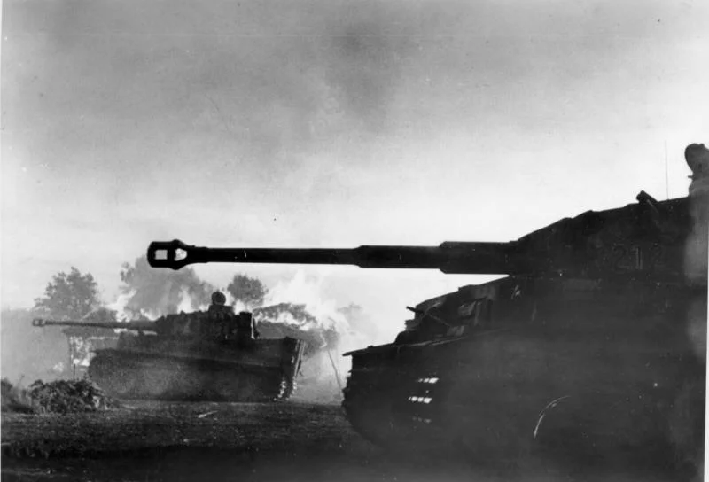 Bundesarchiv_Bild_183-J14813_Bei_Orel_Panzer_VI_Tiger_I_