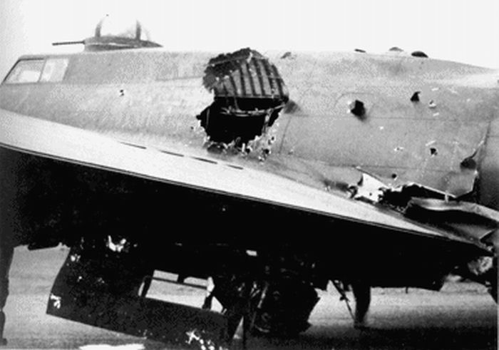 На честном слове и одном крыле. Боинг b-17. B17 бомбардировщик архивные. B 17 летающая крепость повреждения. B17 летающая крепость подбитый.