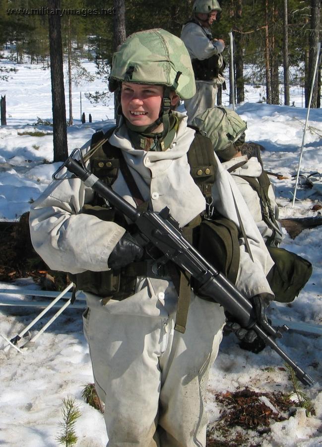 Officer Cadet Tanja Putila at Ex Jpi 2006 | A Military Photo & Video ...