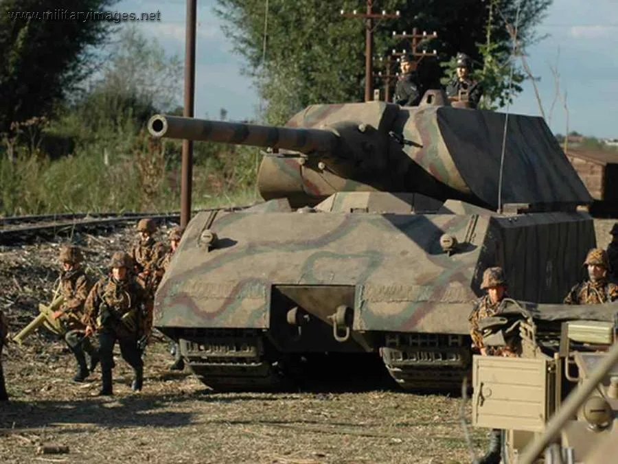Panzerkampfwagen VIII Maus & SS troops