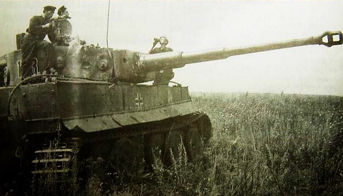 Pz6_Tiger_123_sPzAbt_503_resupplied_Kursk43_gun_points_in_the_direction_of_the_enemy