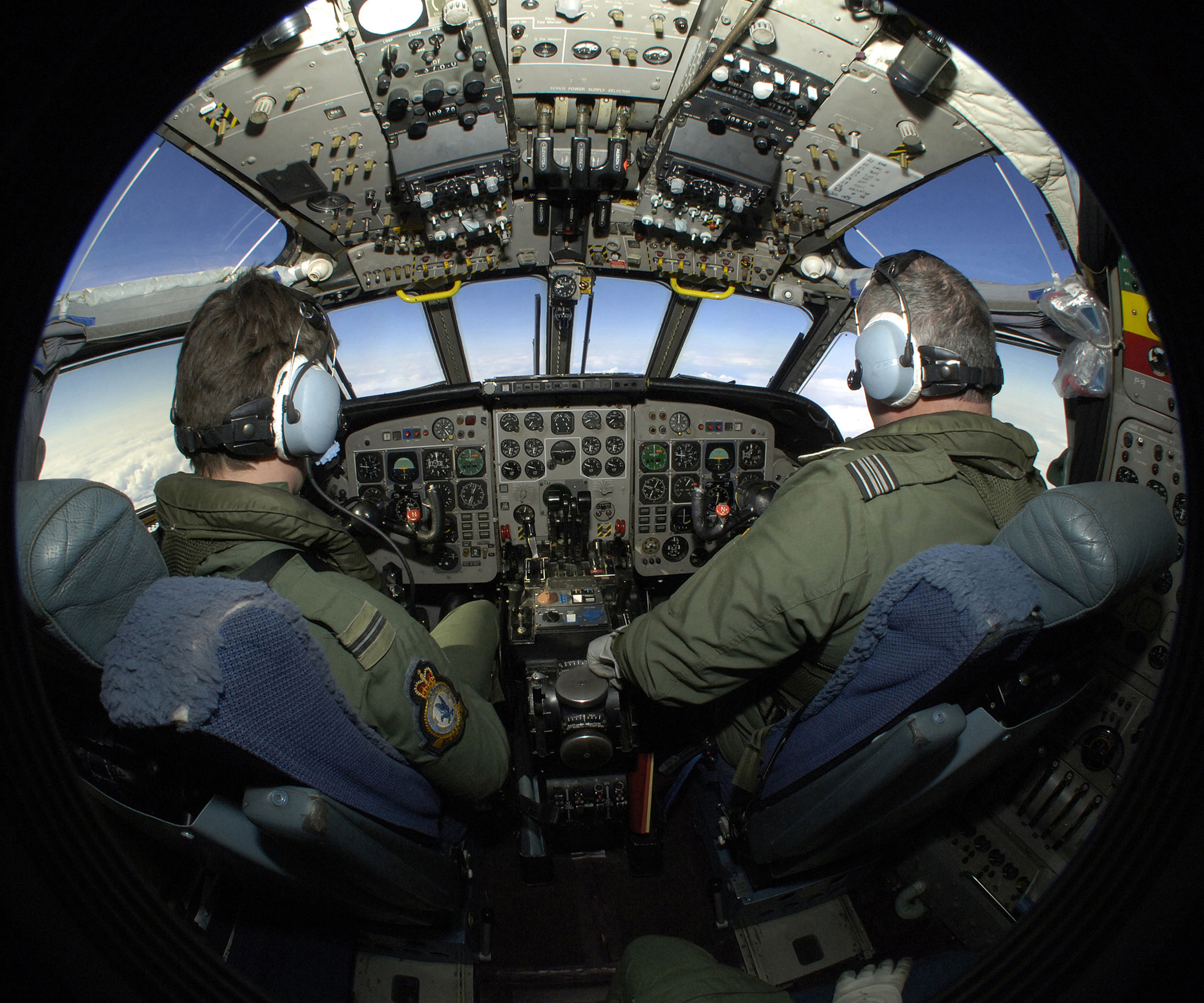 RAF_Pilot_Training_in_Cockpit_of_Nimrod_Aircraft_MOD_45152088