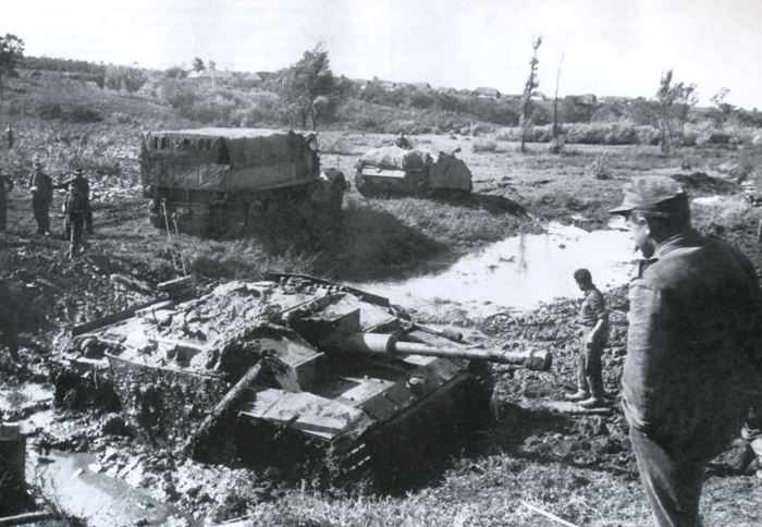 Schwerer-zugkraftwagen-18-ton-sdkfz9-anchored-by-a-sturmgeschtz-iii-ausff-8_8303059203_o