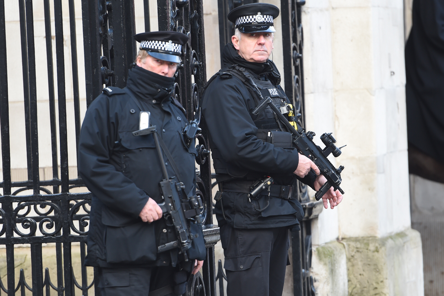 armedpolice1401a.jpg