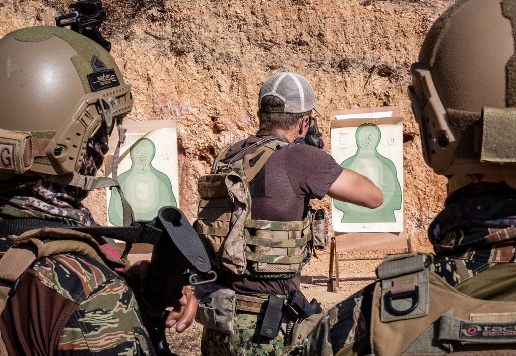 U-S-Naval-Special-Warfare-Operators-vs-Filipinos05.jpg