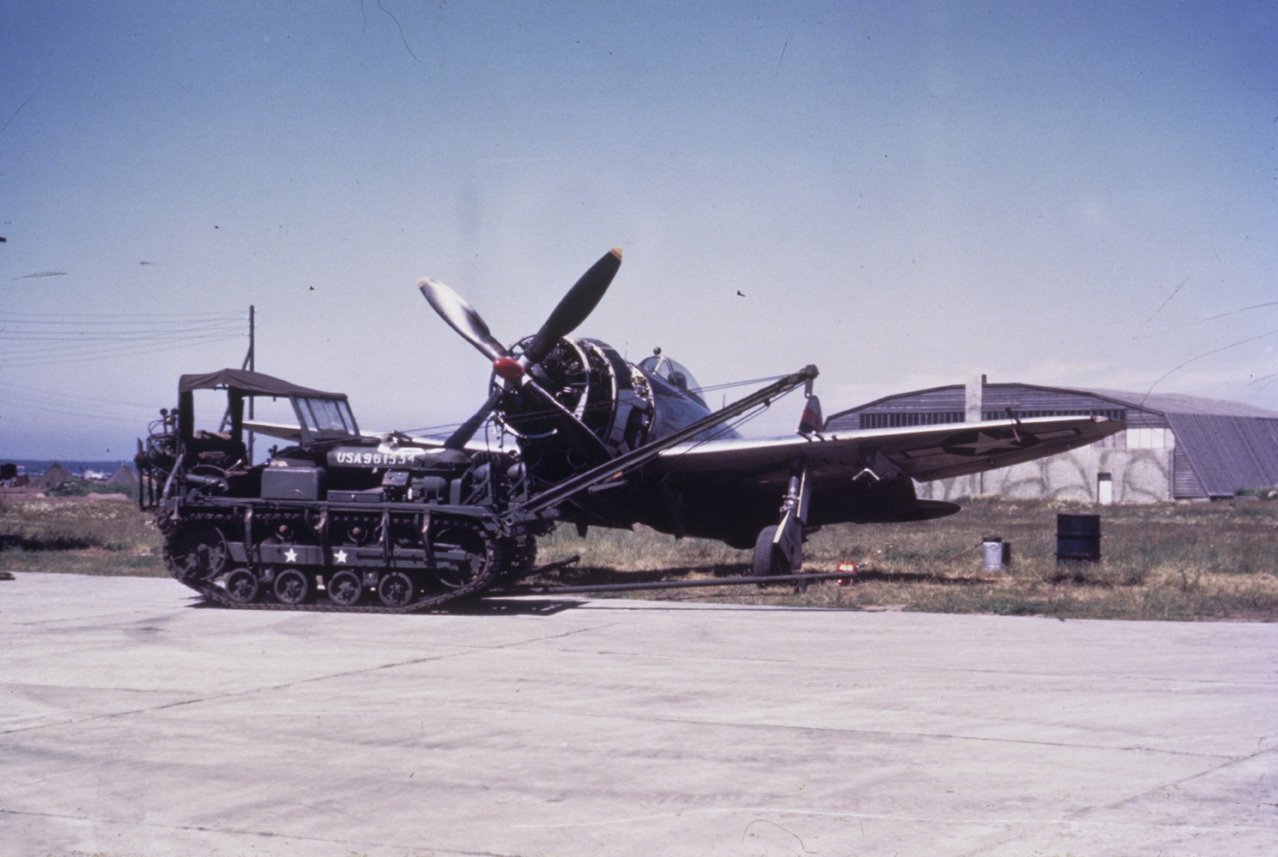 Cletrac_and_P-47.jpg